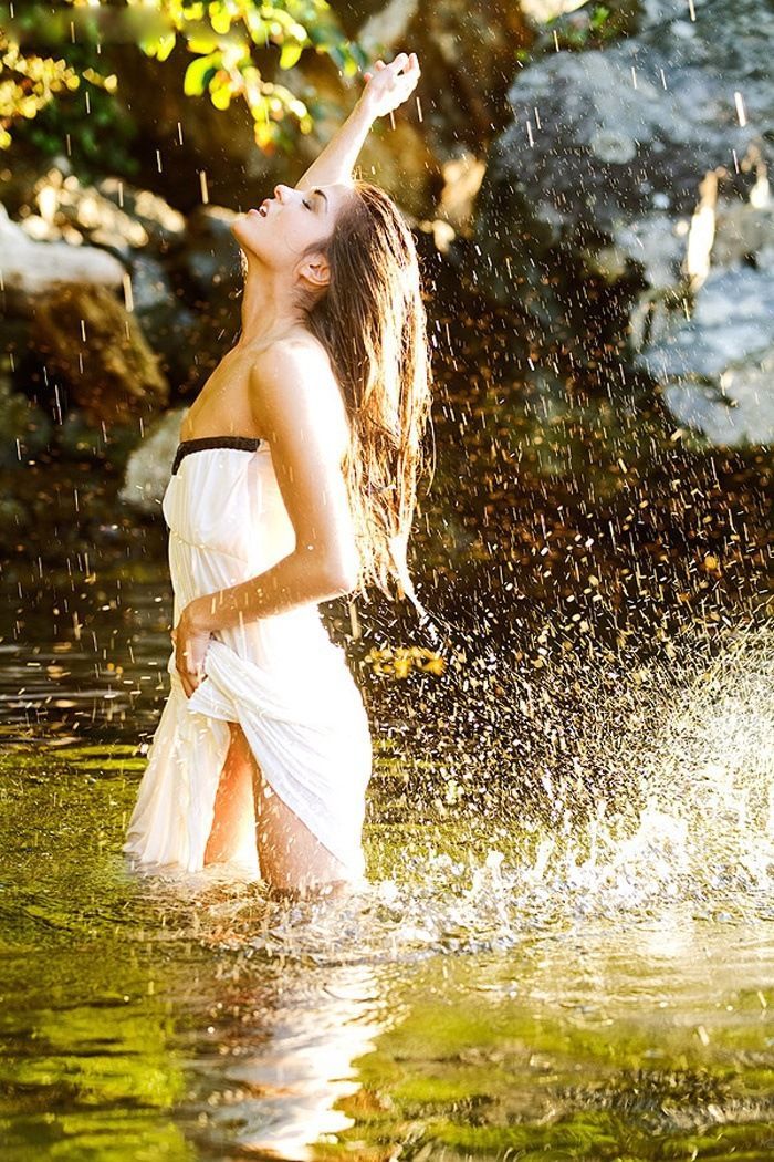 Marie Avgeropoulos in Campus dos Goitakazis