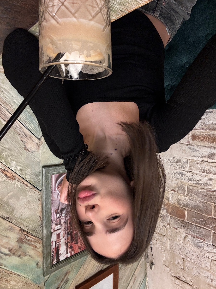 Fresh photos, fresh mood — Tina online in Campus dos Goitakazis